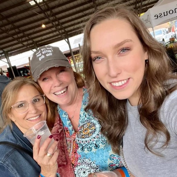 Meet your Posher, Kayla - Picture 2 of 7